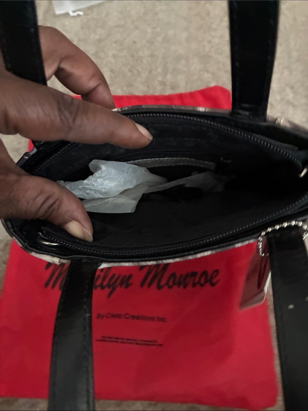 Marilyn Monroe Black & Red Mini Tote with Portrait and dust bag - Picture 6 of 7